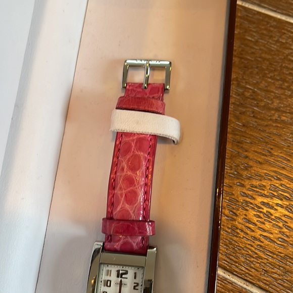 Pink leather COACH watch - Picture 5 of 7